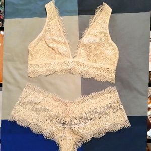 New Victoria's Secret 2 Piece Lace Bralette and Boyshort Set. Ivory. Large.